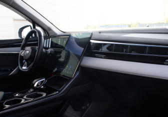 Подержанный автомобиль Geely Atlas 2024 года (12 фото)