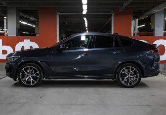 Подержанный автомобиль BMW X6 2020 года (8 фото)