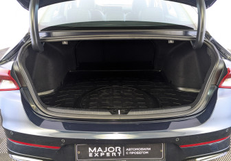 Подержанный автомобиль Kia K5 2021 года (10 фото)