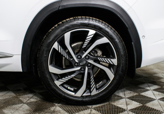 Подержанный автомобиль Geely Monjaro 2023 года (24 фото)