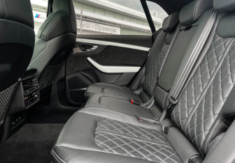 Подержанный автомобиль Audi Q8 2023 года (10 фото)