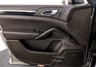 Подержанный автомобиль Porsche Cayenne 2014 года (19 фото)