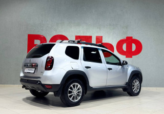 Подержанный автомобиль Renault Duster 2015 года (4 фото)