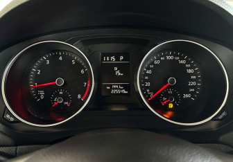 Подержанный автомобиль Volkswagen Jetta Sedan 2015 года (15 фото)