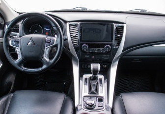 Подержанный автомобиль Mitsubishi Pajero Sport 2016 года (13 фото)
