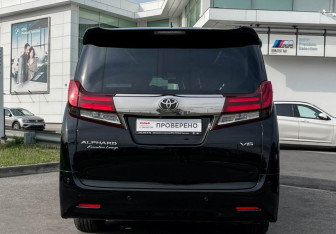 Подержанный автомобиль Toyota Alphard 2017 года (6 фото)