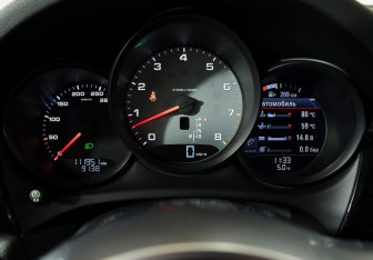 Подержанный автомобиль Porsche Macan 2014 года (32 фото)