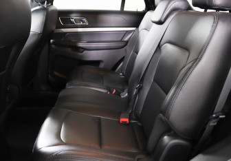 Подержанный автомобиль Ford Explorer 2018 года (11 фото)