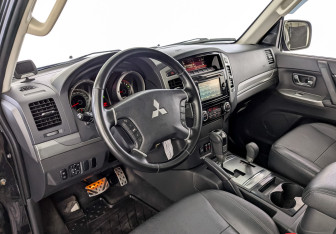 Подержанный автомобиль Mitsubishi Pajero 2014 года (16 фото)