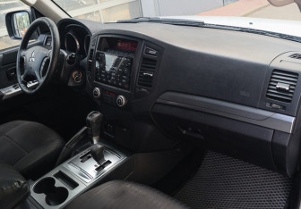 Подержанный автомобиль Mitsubishi Pajero 2011 года (7 фото)