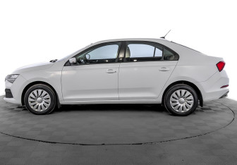 Подержанный автомобиль Skoda Rapid Liftback 2021 года (8 фото)
