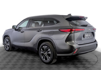 Подержанный автомобиль Toyota Highlander 2021 года (7 фото)