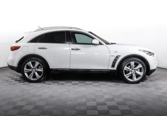 Подержанный автомобиль Infiniti QX70 2015 года (4 фото)