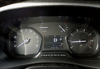 Подержанный автомобиль Peugeot Traveller 2019 года (24 фото)