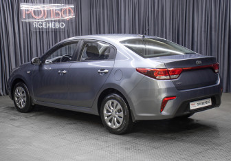 Подержанный автомобиль Kia Rio Sedan 2017 года (7 фото)