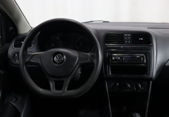 Подержанный автомобиль Volkswagen Polo Sedan 2017 года (14 фото)