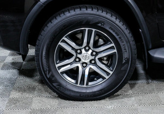 Подержанный автомобиль Toyota Fortuner 2021 года (6 фото)