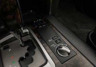 Подержанный автомобиль Toyota Land Cruiser Suv 2013 года (17 фото)