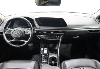 Подержанный автомобиль Hyundai Sonata 2020 года (14 фото)