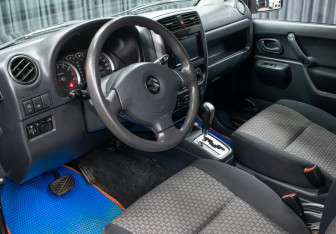 Подержанный автомобиль Suzuki Jimny 2012 года (16 фото)