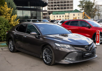 Подержанный автомобиль Toyota Camry Sedan 2019 года (2 фото)
