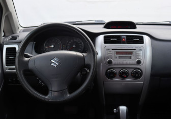 Подержанный автомобиль Suzuki Liana Sedan 2006 года (15 фото)