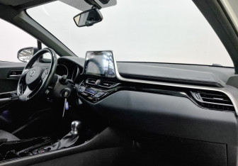 Подержанный автомобиль Toyota C-HR 2019 года (13 фото)