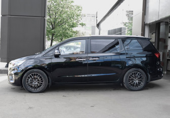 Подержанный автомобиль Kia Carnival 2020 года (8 фото)
