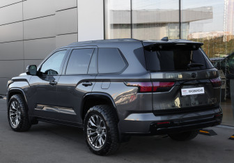 Подержанный автомобиль Toyota Sequoia 2022 года (6 фото)