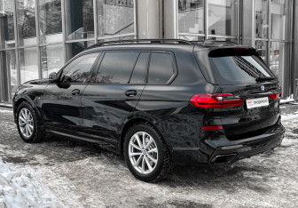 Подержанный автомобиль BMW X7 2021 года (7 фото)