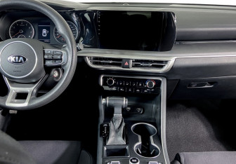 Подержанный автомобиль Kia K5 2021 года (11 фото)