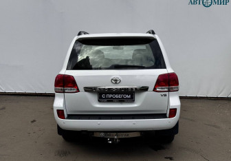 Подержанный автомобиль Toyota Land Cruiser Suv 2011 года (7 фото)