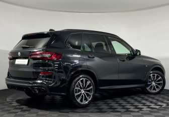 Подержанный автомобиль BMW X5 2021 года (2 фото)