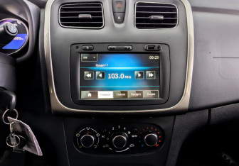 Подержанный автомобиль Renault Sandero 2014 года (15 фото)