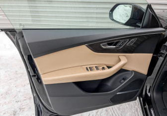 Подержанный автомобиль Audi Q8 2021 года (19 фото)