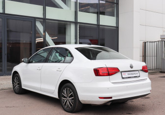 Подержанный автомобиль Volkswagen Jetta Sedan 2017 года (6 фото)