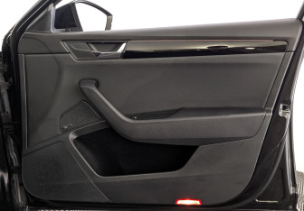 Подержанный автомобиль Skoda Superb Liftback 2016 года (25 фото)