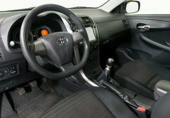 Подержанный автомобиль Toyota Corolla Sedan 2012 года (12 фото)