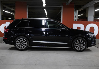 Подержанный автомобиль Audi Q7 2015 года (4 фото)