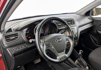 Подержанный автомобиль Kia Rio Sedan 2016 года (16 фото)