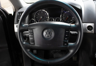 Подержанный автомобиль Volkswagen Touareg 2009 года (16 фото)