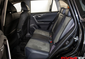 Подержанный автомобиль Toyota RAV4 2025 года (8 фото)