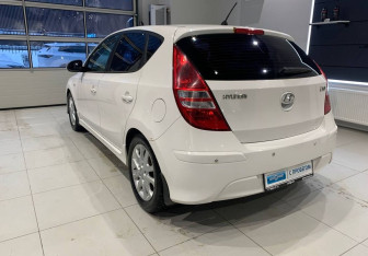 Подержанный автомобиль Hyundai i30 Hatchback 2011 года (6 фото)