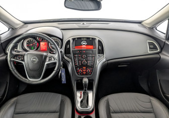 Подержанный автомобиль Opel Astra Sedan 2014 года (14 фото)