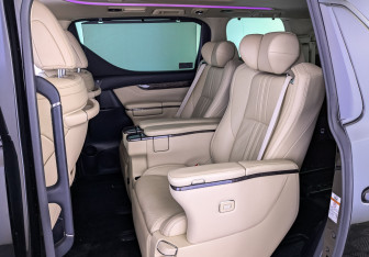 Подержанный автомобиль Toyota Alphard 2020 года (18 фото)