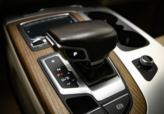 Подержанный автомобиль Audi Q7 2015 года (18 фото)