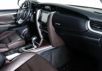 Подержанный автомобиль Toyota Fortuner 2017 года (11 фото)