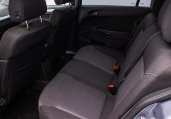 Подержанный автомобиль Opel Astra Wagon 2011 года (11 фото)