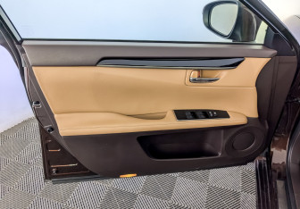 Подержанный автомобиль Lexus ES 2015 года (20 фото)