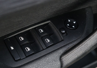 Подержанный автомобиль BMW X1 2013 года (13 фото)